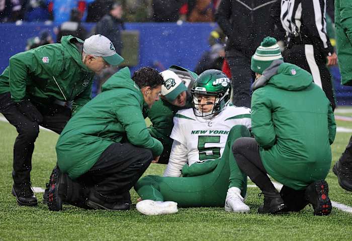 New York Jets QB Mike White visited by trainer after suffering injury against Buffalo Bills